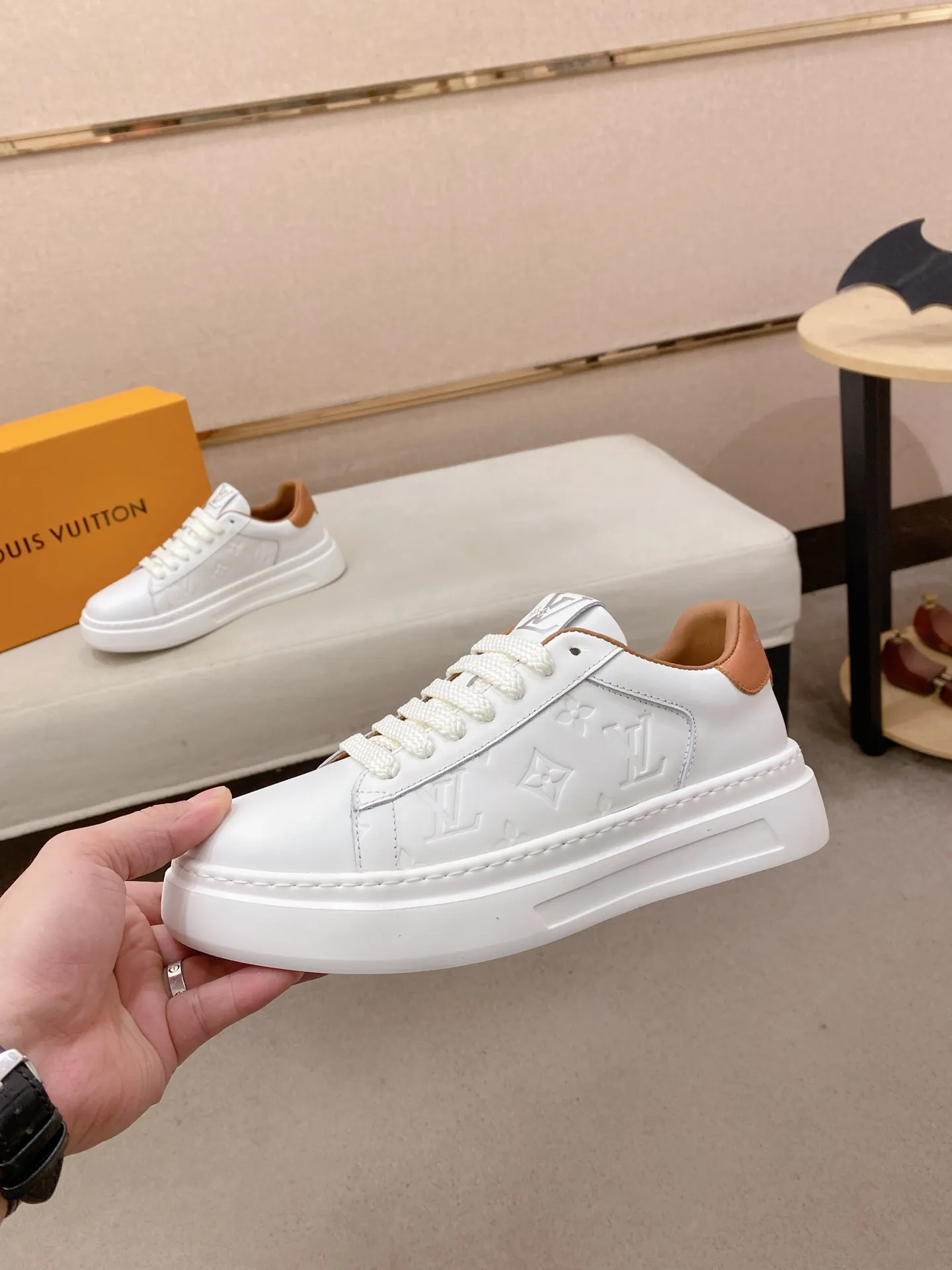 Men's shoes 💰: 480💰🎉🎉LV~Louis Vuitton trendy men's shoes New shipments Latest matching The same style as the official website Super high quality Hot sales of the season [strong] [strong] [strong] Selected first-layer cowhide, comfortable cowhide lining, original last, comfortable on the foot, wear-resistant rubber outsole Size number: 38-44.